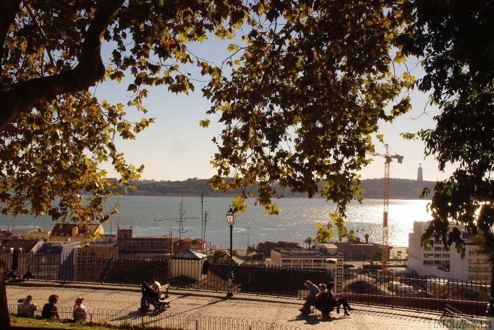 Viewpoint St Catarina Lisbon. Punkt widokowy św. Katarzyny w Lizbonie
