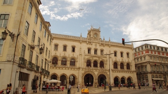 Dworzec Stacja Rossio w Lizbonie fasada styl neomanueliński