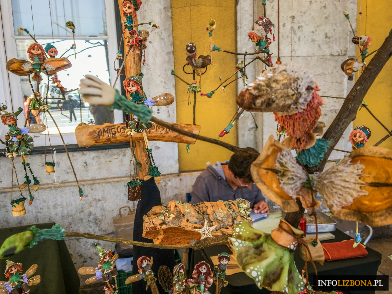 Lizbona targ targi jarmark jarmarki rękodzieła rękodzieła handmade feira pamiatki souvenirs Lisboa Portugal Lisbona (7 z 23)