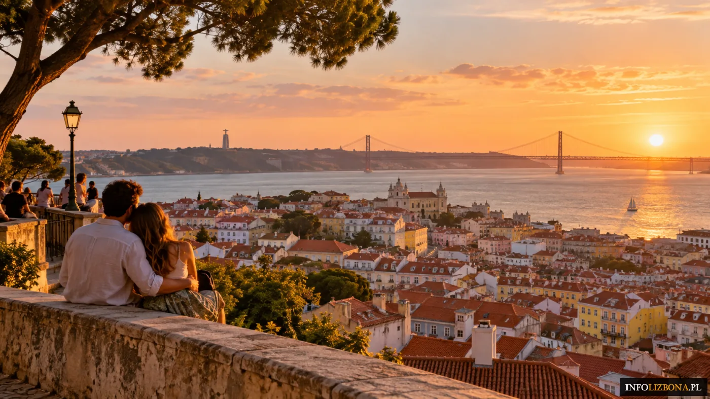 Para oglądająca zachód słońca nad panoramą inspirowaną Lizboną i rzeką Tag.